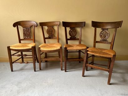 null Ensemble de quatre chaises en bois naturel, dont une paire. Les dossiers bandeau...