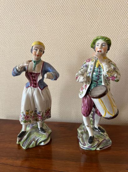 null Paire de statuettes en porcelaine polychrome représentant une jeune femme dansant...