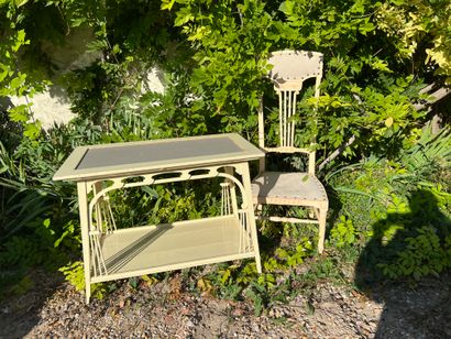 null 
Table de jardin d'hiver et chaise chauffeuse en bois laqué crème. H. 65,5 cm...