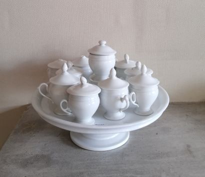null Suite de dix pots à crème en porcelaine blanche, variantes, sur un plat présentoir...