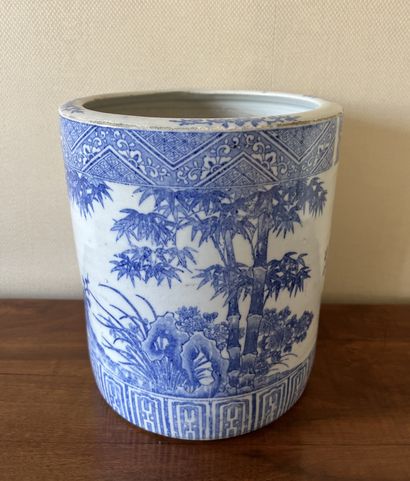 null Cache-pot en porcelaine de Chine à décor en bleu et blanc. H. 26 cm - D. 23...
