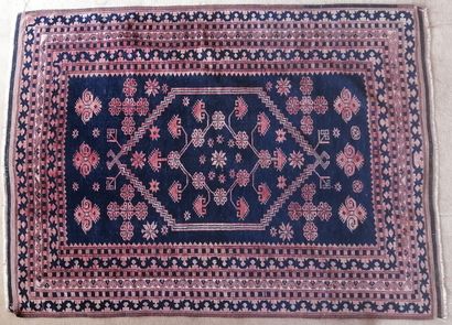 null Tapis d'Orient en laine à décor d'un hexagone et de motifs stylisés sur fond...