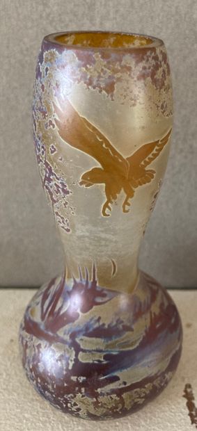 null Petit vase en verre à décor irisé d'un aigle planant dans un paysage. H. : 10,5...