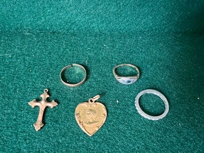 null Lot of yellow gold and 18K (750) yellow gold fragments: a religious medal in...