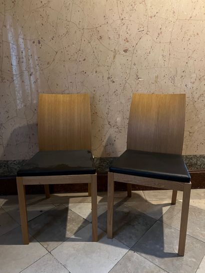 null Pair of contemporary chairs in natural wood and plywood sheet, the seat upholstered...