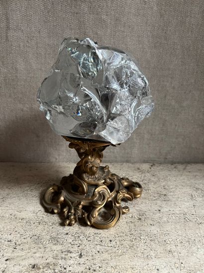 null Bronze base with rocaille foliage decoration, topped by a large glass block....