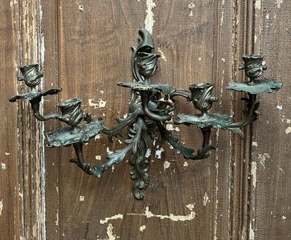 null Pair of sconces in patinated bronze with five leafy arms of light. The binnacles...