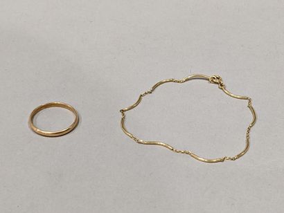 null Small bracelet in 18K (750) yellow gold, formed by arcs of circle connected...