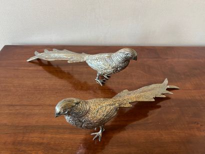 null Pair of silver-plated metal table pheasants, in the Persian taste. H. 13 cm...