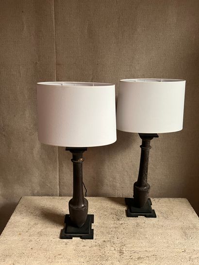 null Pair of balusters in patinated wood mounted as a lamp on a quadrangular metal...