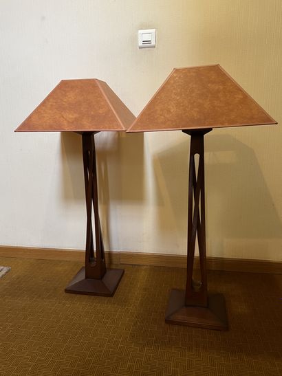 null Pair of lamps in natural wood, the shaft openwork and twisted. The pyramidal...