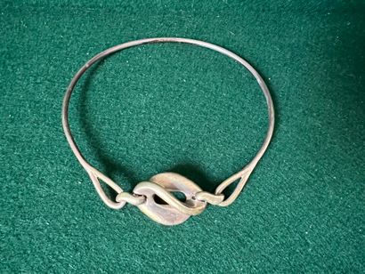 null Silver choker necklace (925), the central part drawing a knot. Weight : 43,19...