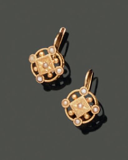 null Two 18k (750) yellow gold sliders adorned with pearls and a pair of dormeuses...