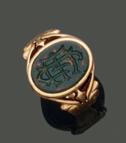 null 
Yellow gold ring 14K (585), decorated with an oval medallion of blood jasper...