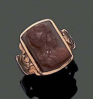 null 18K (750) yellow gold ring, set with an agate cameo representing a helmeted...