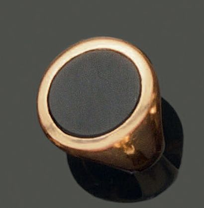 null Ring in 18K (750) yellow gold, set with an oval onyx medallion. Gross weight:...