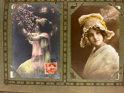 null Deux albums de cartes postales, le premier contenant des cartes de vœux de Paris,...