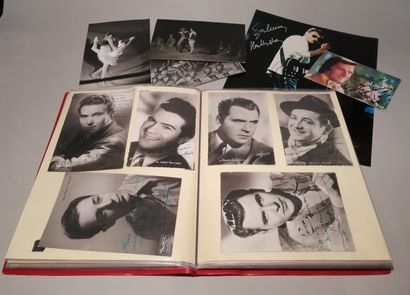 null Binder of photographs of singers, most of them signed: Johnny Halliday; Ginette...