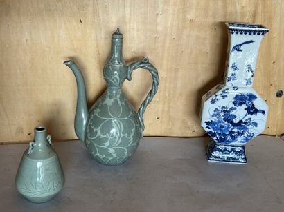 Céramiques de la CHINE, XXe siècle : vase...