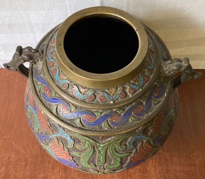 null Vase en bronze à décor de guirlandes stylisées en émaux cloisonnés. H. : 24...