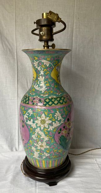Chine, XXe siècle. Vase balustre en porcelaine...