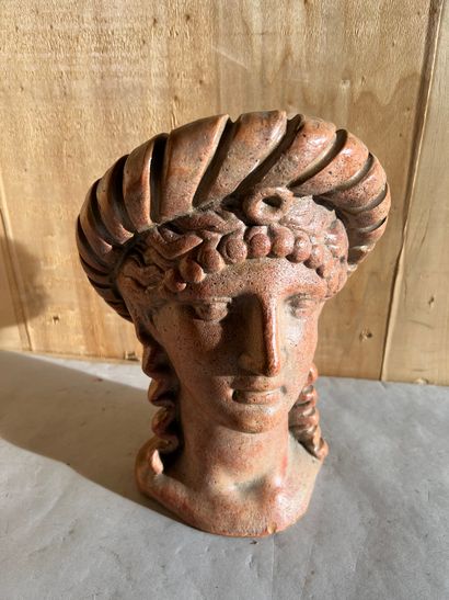 null Terracotta head representing a woman's bust in the antique style. H. 28 cm.