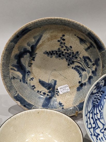 null Extrême-Orient : coupe en porcelaine à décor en bleu et blanc de vagues stylisées,...