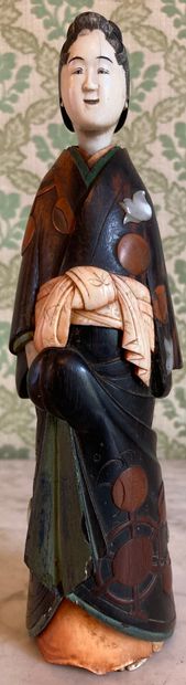 null Statuette de femme en palissandre sculpté rehaussé de nacre, la tête et la ceinture...