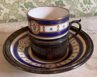 null Pair of white porcelain cups, the border decorated with polychrome roses in...