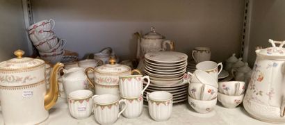 null Caisse : services à thé ou à café dépareillés en porcelaine, principalement...