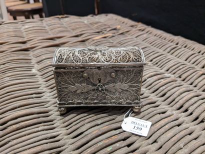 null Small silver box filigree (800), decorated with foliage, the lid applied with...