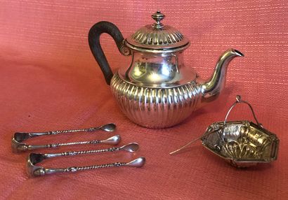 null Silver set (925), including : - a small teapot with channel decoration, the...