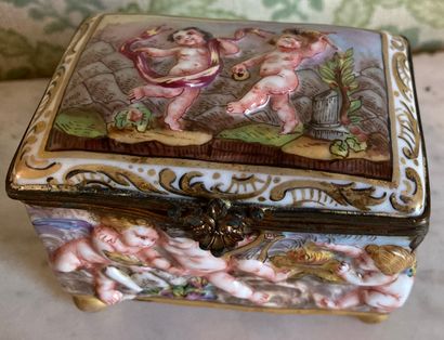 null Small polychrome porcelain box with gilding decorated with small cherubs. Mark...