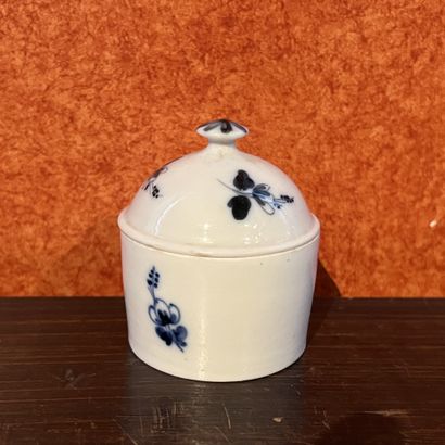 null Pot à fard en porcelaine tendre blanche à décor de fleurettes en camaïeu bleu....