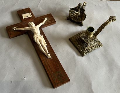 Christ en ivoire sur une croix en placage...