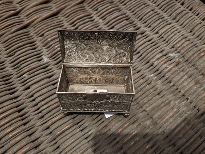 null Small silver box filigree (800), decorated with foliage, the lid applied with...