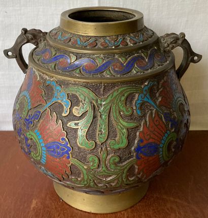 Vase en bronze à décor de guirlandes stylisées...