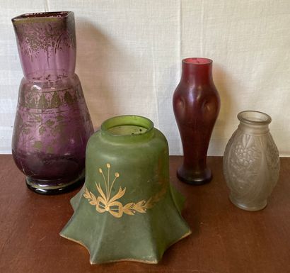 null Set of glass trinkets: large mauve glass vase decorated with foliage and stylized...