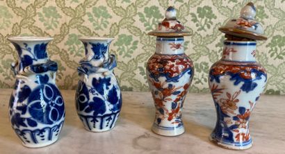null Paire de vases couverts miniatures de forme balustre en porcelaine Imari, à...