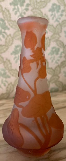 null Emile GALLE. Petit vase à haut col en verre double couche orange et blanc, à...
