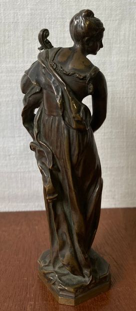 null Statuette in patinated bronze representing a cellist, cast by Thiebaut Frères....