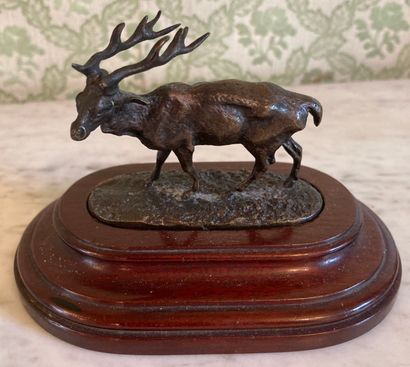 null D'après Pierre-Jules MENE (1810-1879). Statuette de cerf en bronze patiné. Signée....