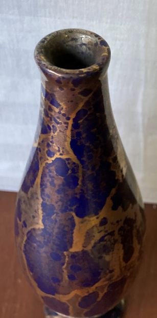 null Vase fuseau en céramique à décor marbré en dorure sur fond bleu. Marque de Robj,...