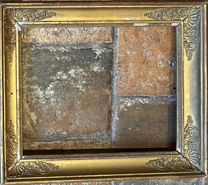 Gilded wood frame decorated with a frieze...