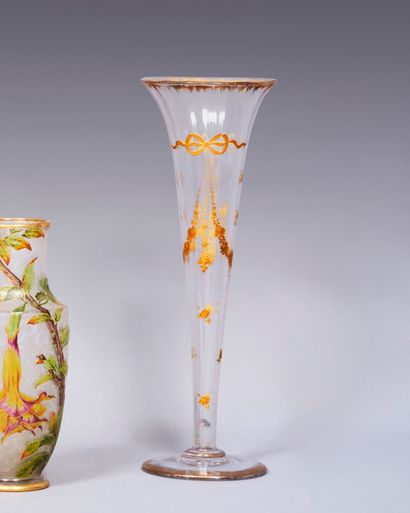 CLICHY ou SAINT DENIS. Vase cornet en cristal...