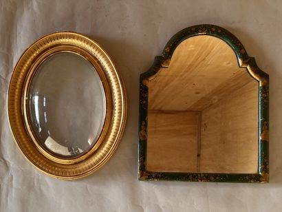 Miroir à entourage en bois laqué à décor...
