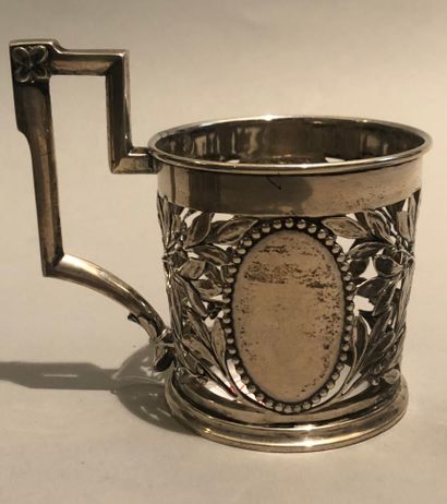 null Silver set (800), composed of : - a cup mount decorated with pearl medallions...