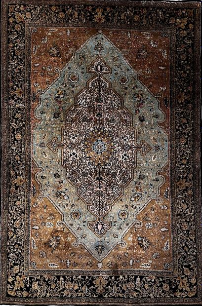 null Oriental carpet in wool and silk decorated with a reserve with pendants on a...