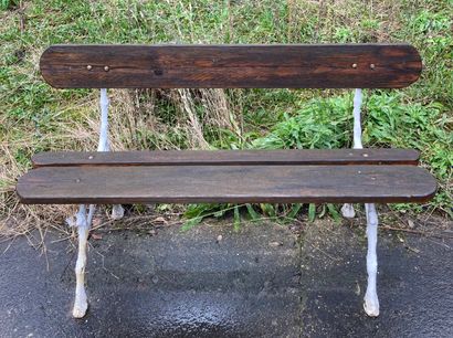 null Pair of garden benches, the amounts in cast iron lacquered white figuring vine...