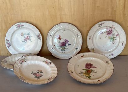 null Allemagne, XVIIIe siècle. Trois assiettes en porcelaine émaillée à décor floral...